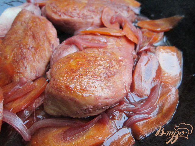 Фото приготовление рецепта: Куриные грудки с морковью в вишневом соке шаг №5