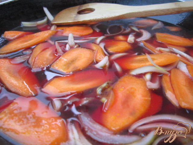 Фото приготовление рецепта: Куриные грудки с морковью в вишневом соке шаг №3