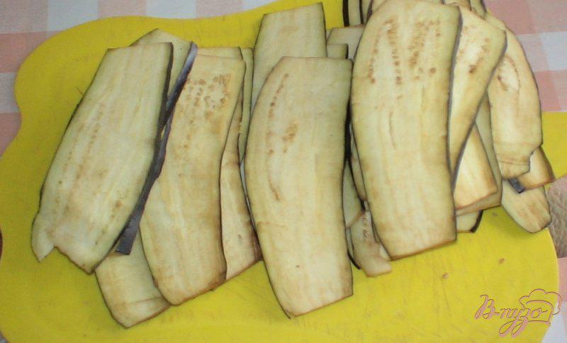 Фото приготовление рецепта: Рулетики из баклажанов с соусом цацики шаг №2