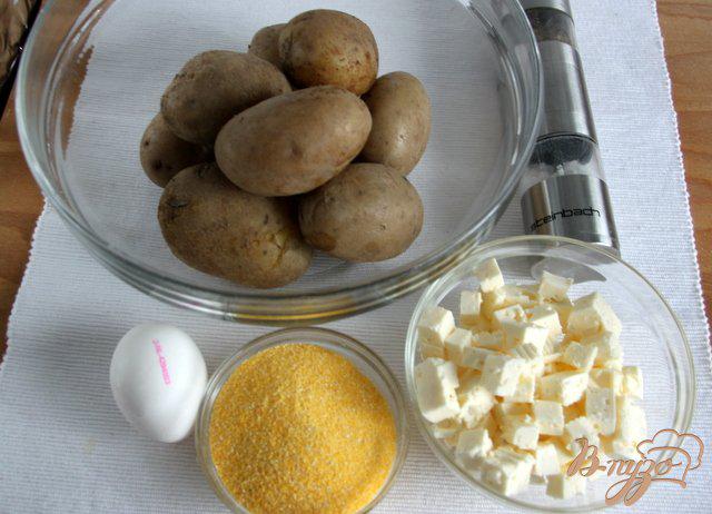 Фото приготовление рецепта: Картофельные котлеты с брынзой в полента-панировке шаг №1