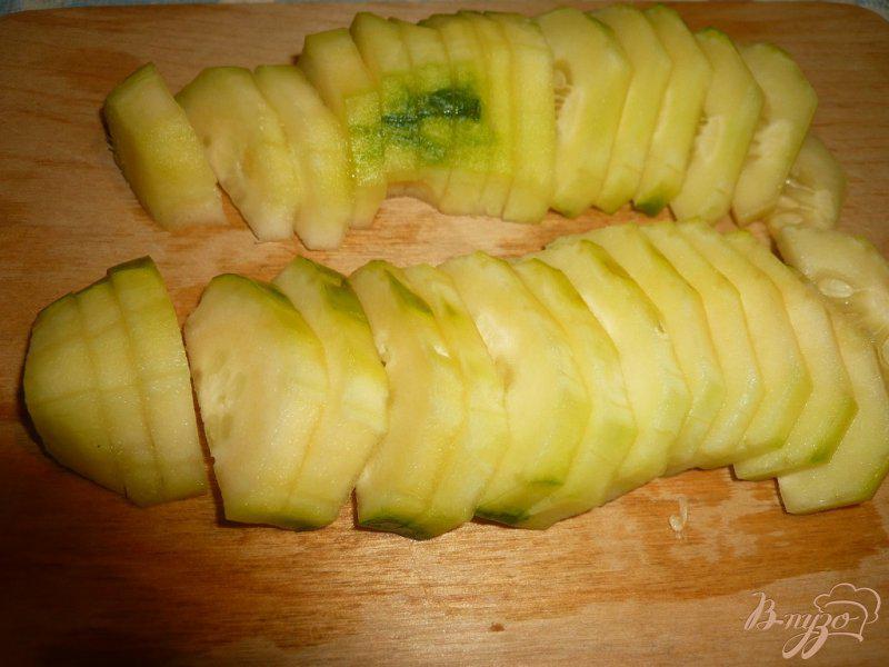 Фото приготовление рецепта: Салат из свежих огурцов с мёдом шаг №1