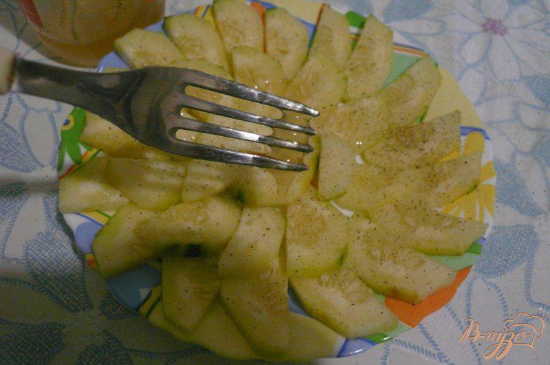 Фото приготовление рецепта: Салат из свежих огурцов с мёдом шаг №4