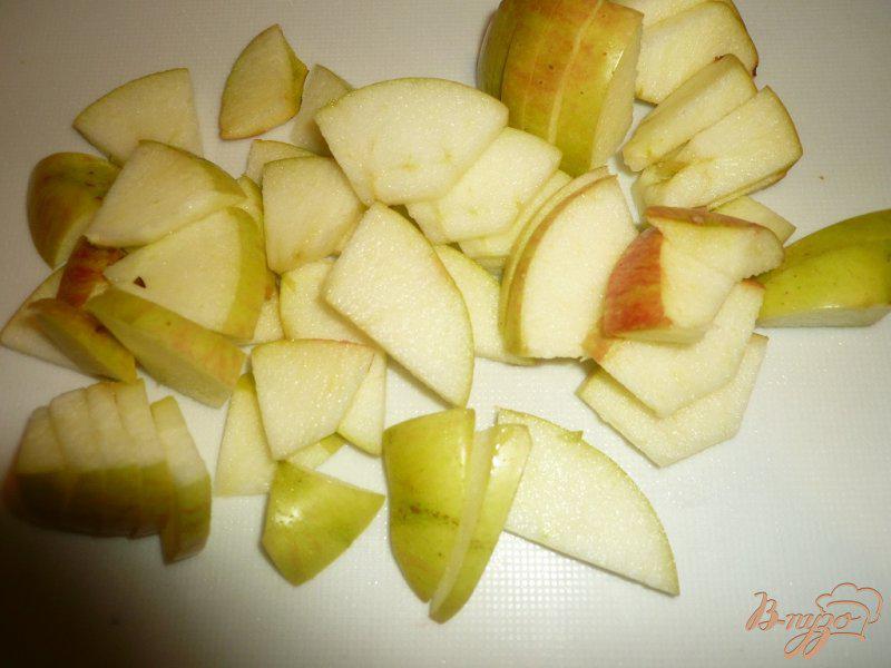 Фото приготовление рецепта: Капуста со сметанкой и яблочком шаг №4