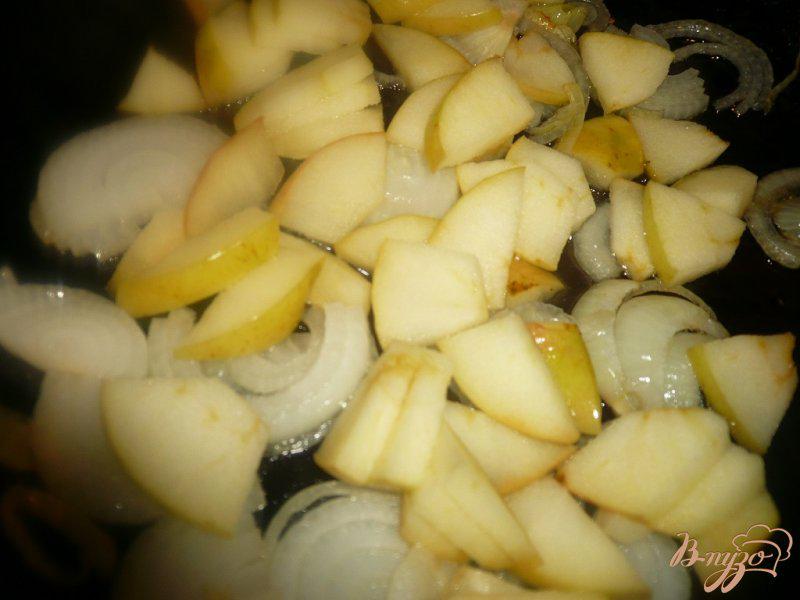 Фото приготовление рецепта: Капуста со сметанкой и яблочком шаг №5