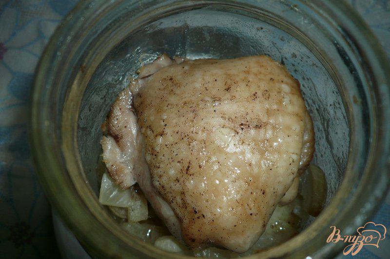 Фото приготовление рецепта: Картофель с курицей в банке шаг №8