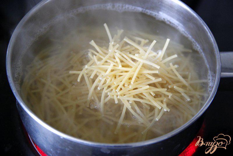 Фото приготовление рецепта: Суп на овощном бульоне с фрикадельками и вермишелью шаг №6