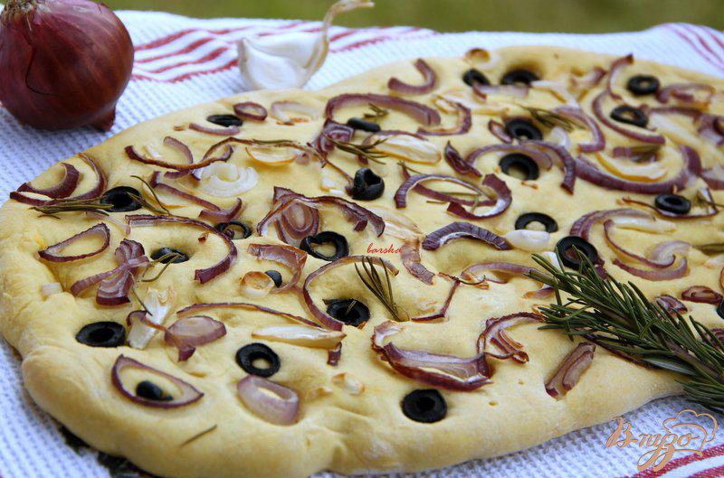Фото приготовление рецепта: Фокачча с шафраном, луком, чесноком и маслинами шаг №8