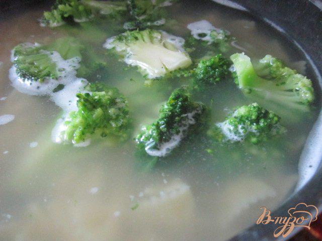 Фото приготовление рецепта: Паста с брокколи и сыром Бри шаг №2