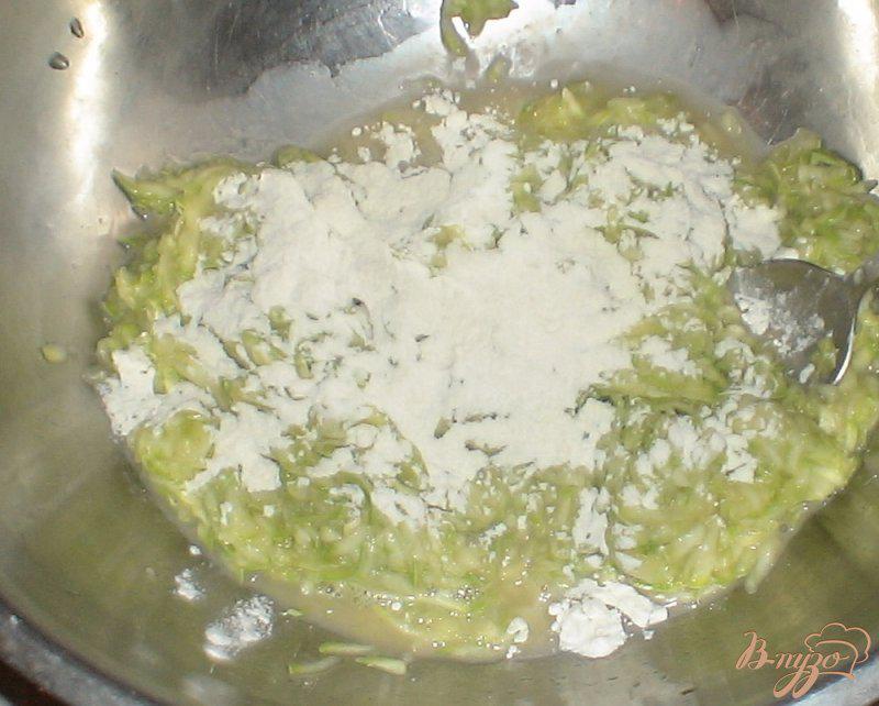 Фото приготовление рецепта: Кабачковый торт с начинкой из крабовых палочек шаг №3