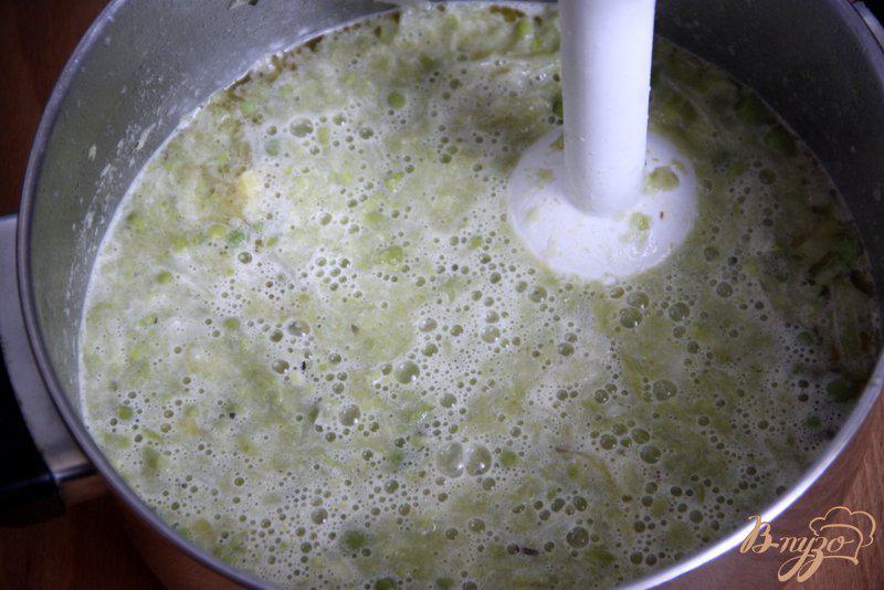 Фото приготовление рецепта: Суп-пюре из зелёного горошка шаг №4