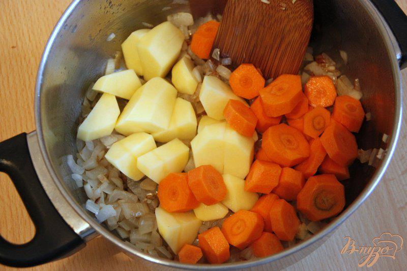 Фото приготовление рецепта: Морковно-картофельный суп-пюре шаг №1