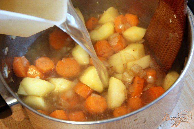 Фото приготовление рецепта: Морковно-картофельный суп-пюре шаг №2
