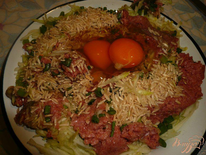 Фото приготовление рецепта: Кабачковая запеканка с мясом и рисом шаг №3
