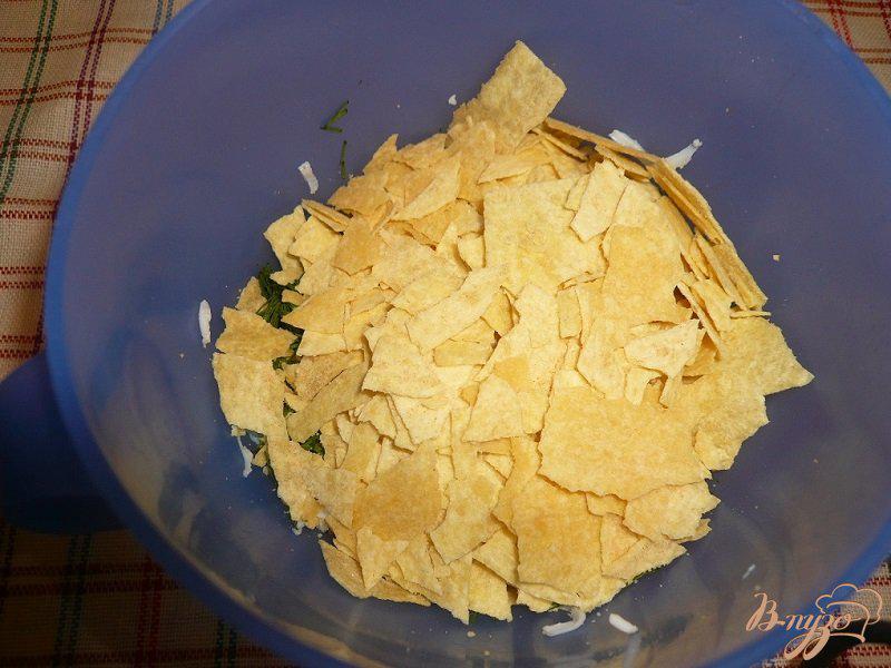 Фото приготовление рецепта: Салат с чипсами шаг №3