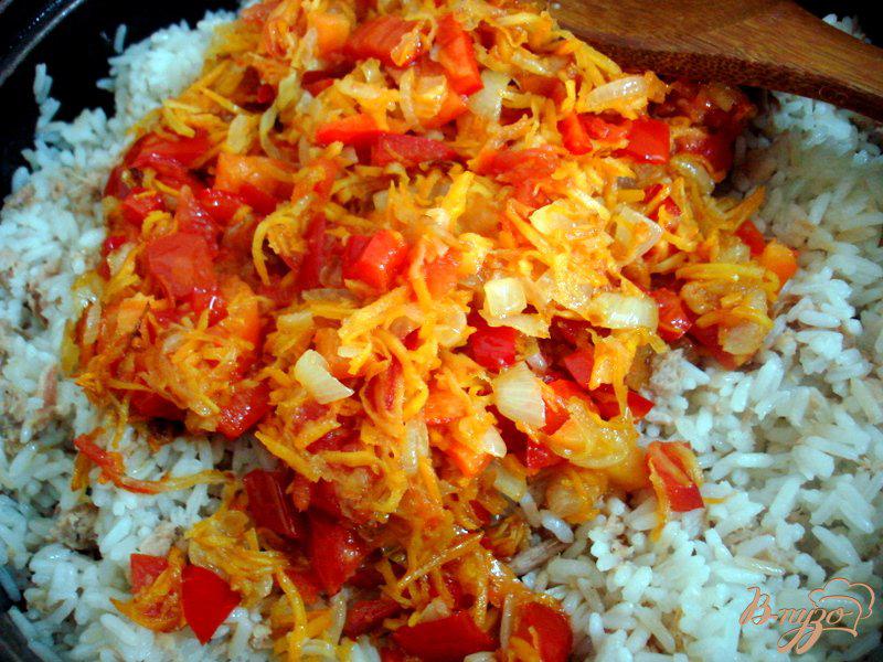 Фото приготовление рецепта: Рис с овощами и тунцом шаг №9