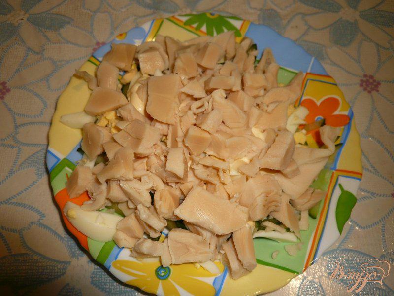 Фото приготовление рецепта: Легкий салат с консервированным кальмаром шаг №6