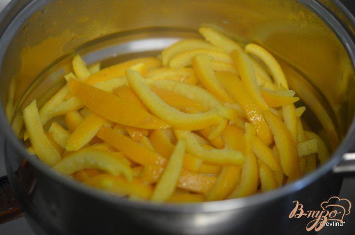 Фото приготовление рецепта: Засахаренные апельсиновые цукаты шаг №4