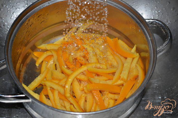 Фото приготовление рецепта: Засахаренные апельсиновые цукаты шаг №3