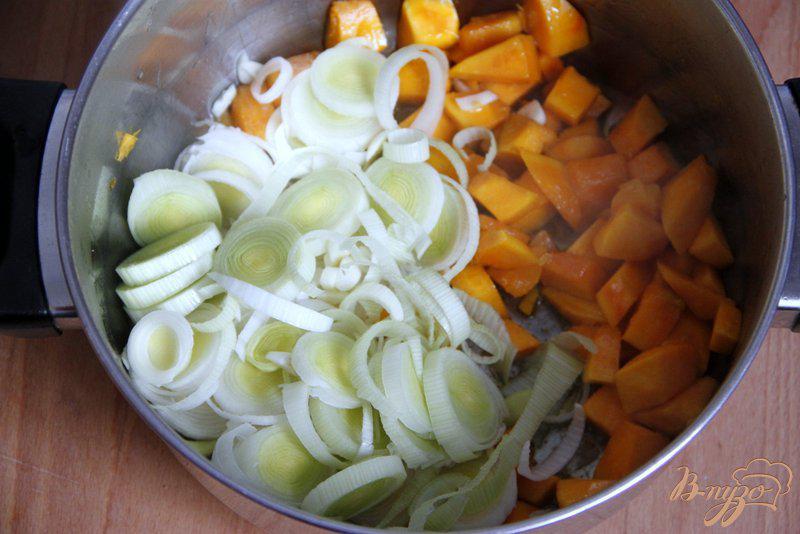 Фото приготовление рецепта: Суп-пюре из брокколи, лука-порея и тыквы шаг №1