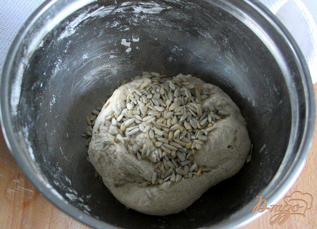 Фото приготовление рецепта: Пшенично-ржаной хлеб с семечками на закваске шаг №6