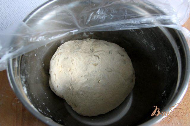 Фото приготовление рецепта: Пшенично-ржаной хлеб с семечками на закваске шаг №7