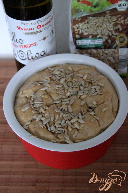 Фото приготовление рецепта: Пшенично-ржаной хлеб с семечками на закваске шаг №9