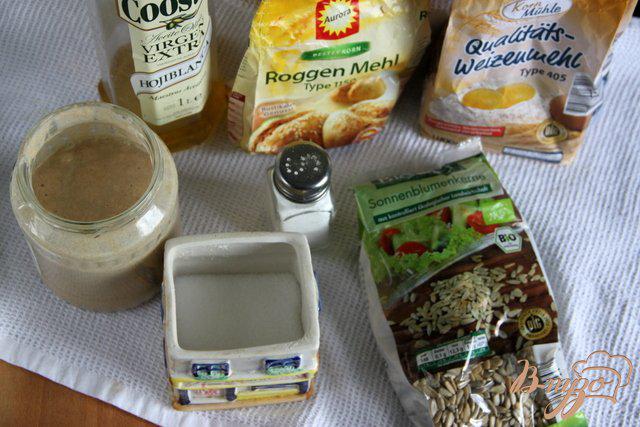 Фото приготовление рецепта: Пшенично-ржаной хлеб с семечками на закваске шаг №1