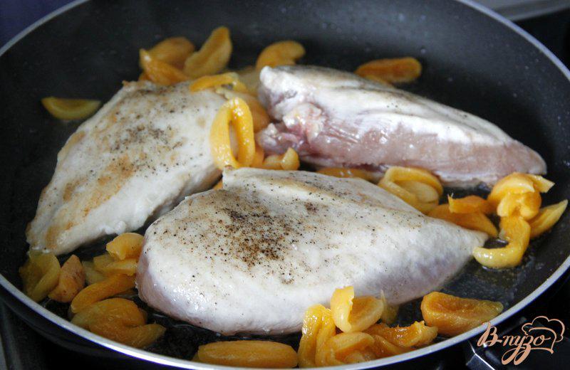 Фото приготовление рецепта: Куриные грудки в сливочно абрикосовом соусе шаг №2