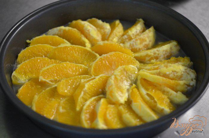 Фото приготовление рецепта: Апельсиновый перевернутый кекс шаг №3