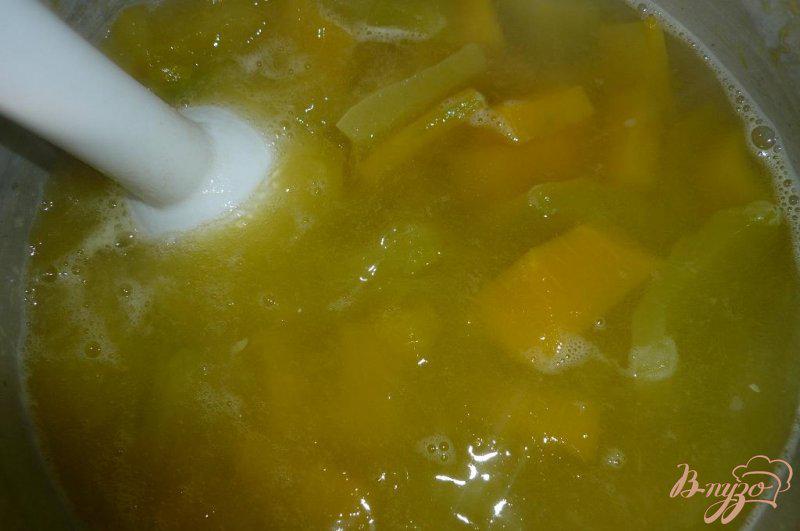 Фото приготовление рецепта: Суп-пюре кабачковый с беконом шаг №3