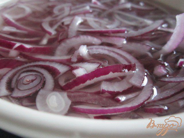 Фото приготовление рецепта: Салат из красного лука с грейпфрутом шаг №1