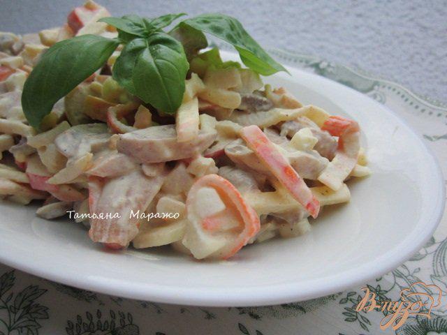 Фото приготовление рецепта: Салат с крабовыми палочками и грибами шаг №5