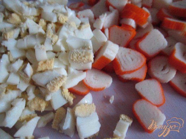 Фото приготовление рецепта: Салат с крабовыми палочками и грибами шаг №2