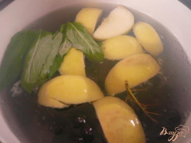Фото приготовление рецепта: Компот из черноплодной рябины с яблоком и мятой шаг №3
