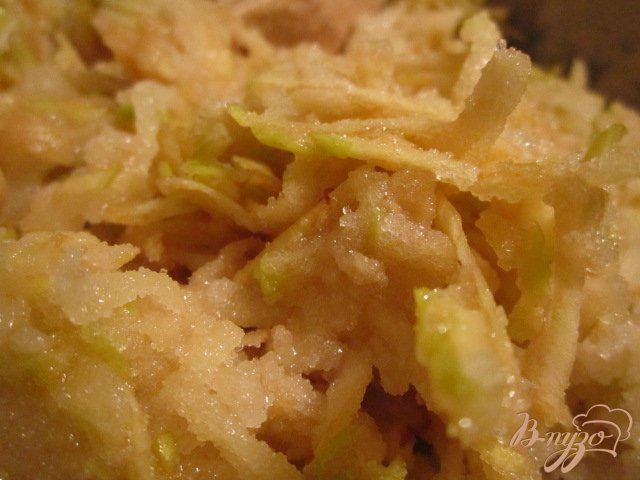 Фото приготовление рецепта: Яблочно-айвовое варенье с миндалем и ромом шаг №2