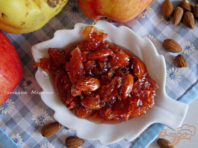 Фото приготовление рецепта: Яблочно-айвовое варенье с миндалем и ромом шаг №5