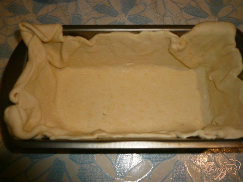 Фото приготовление рецепта: Пирог из слоеного теста с начинкой из зерненого творога шаг №4