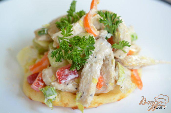 Фото приготовление рецепта: Куриный салат с сырными слойками шаг №6