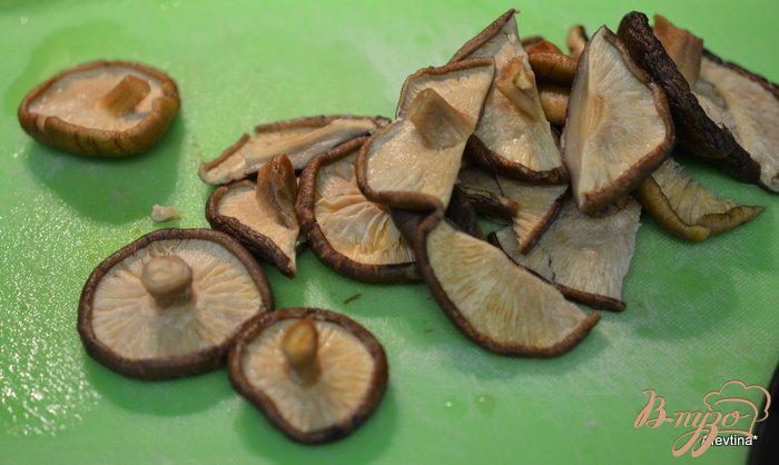 Фото приготовление рецепта: Свинина с паприкой и грибами шиитаке шаг №3