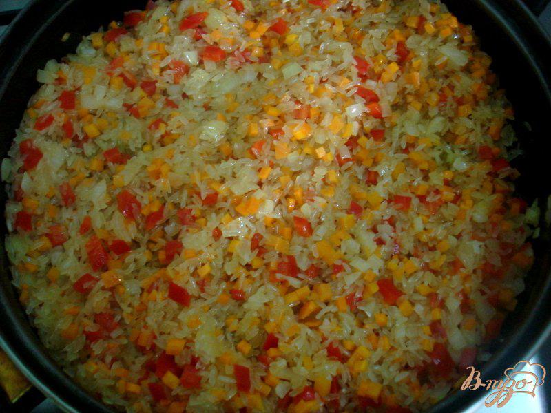 Фото приготовление рецепта: Рис с перцем и горошком шаг №7