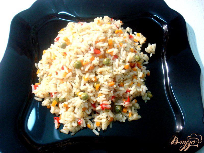 Фото приготовление рецепта: Рис с перцем и горошком шаг №9