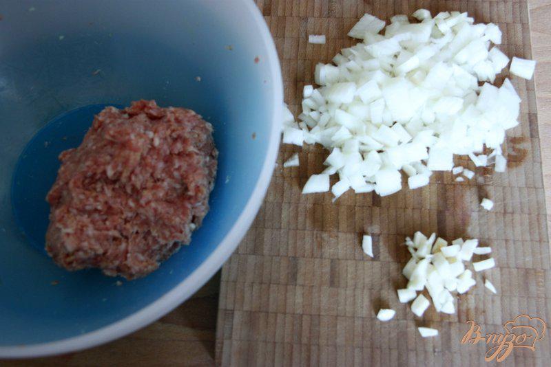 Фото приготовление рецепта: Рисовая сковорода с мясными шариками и паприкой шаг №3