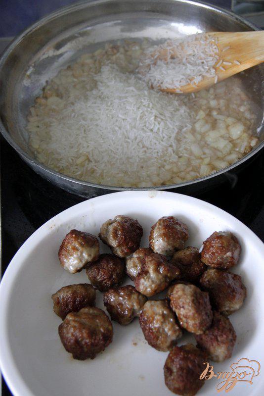 Фото приготовление рецепта: Рисовая сковорода с мясными шариками и паприкой шаг №4