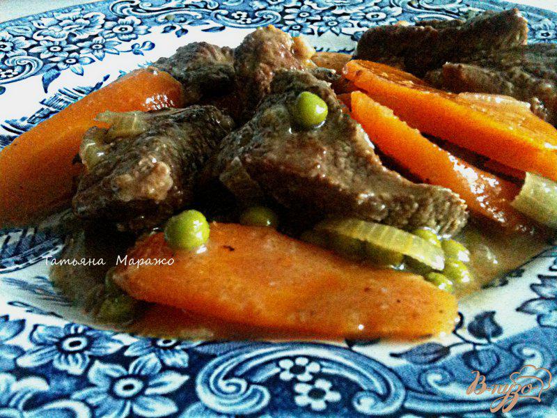 Фото приготовление рецепта: Говядина с морковью и зеленым горошком шаг №7