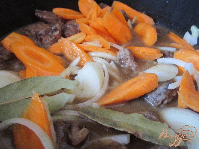 Фото приготовление рецепта: Говядина с морковью и зеленым горошком шаг №5