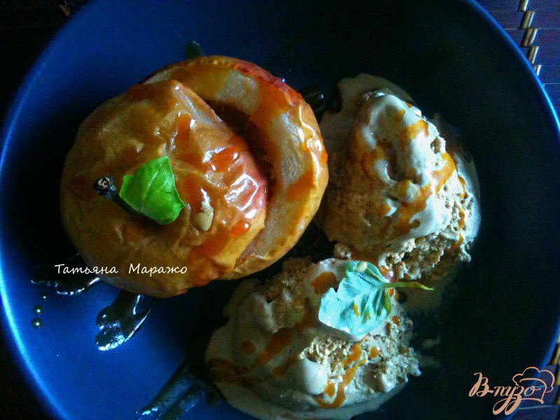 Фото приготовление рецепта: Печеные яблоки с карамелью и арахисом шаг №4