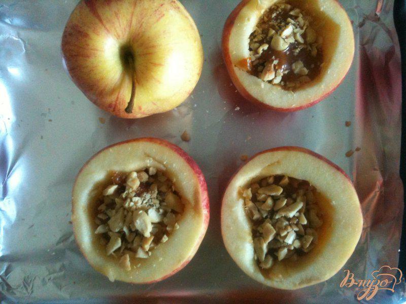 Фото приготовление рецепта: Печеные яблоки с карамелью и арахисом шаг №2