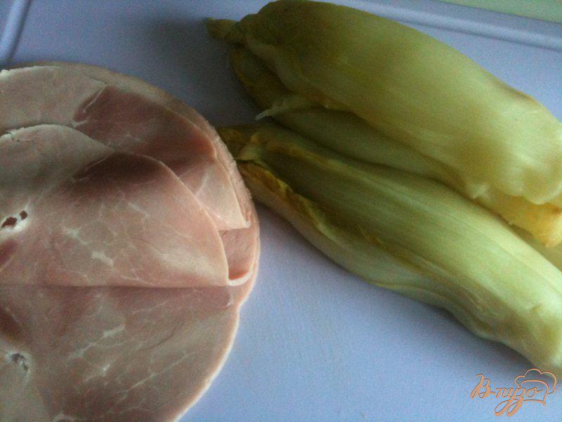 Фото приготовление рецепта: Цикорий с ветчиной под сливочным соусом шаг №2