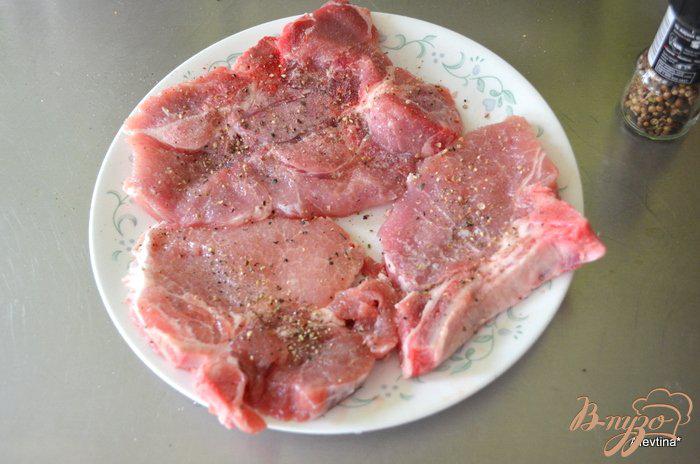 Фото приготовление рецепта: Свиные отбивные на чугунной сковороде шаг №1