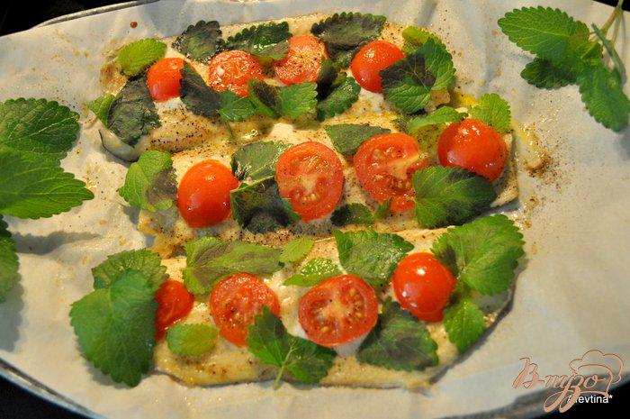 Фото приготовление рецепта: Форель с помидорами и базиликом шаг №3
